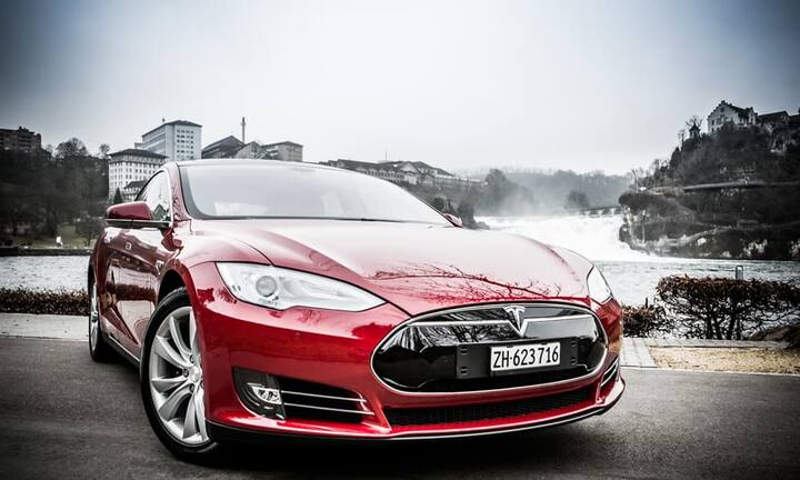 Um möglichst stromsparend zu fahren, wird eine Geschwindigkeit von 90 bis 110 km/h empfohlen. Mit dem Boliden ist cruisen statt bolzen angesagt. Wenn es sein muss – etwa auf der Autobahn – hat der Amerikaner jedoch gegen alle einen Stich.  Das Auto hat der Fotograf Patrick Stoll exklusiv für handelszeitung.ch in Szene gesetzt.