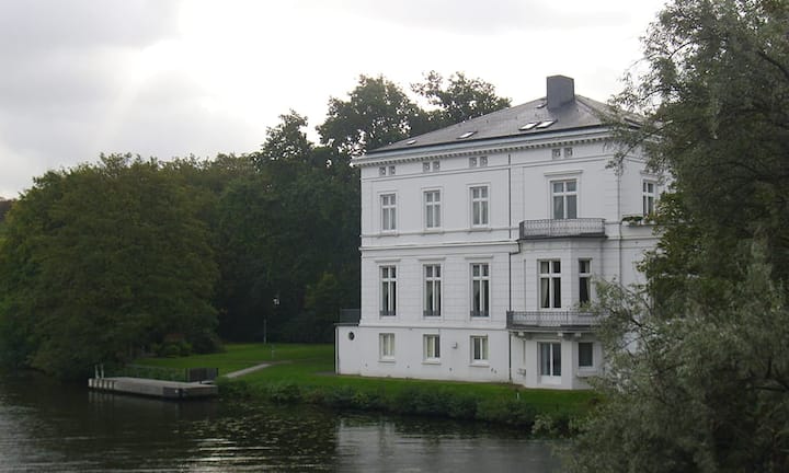 G20-Gipfel in Hamburg - in diesen Hotels werden die Mächtigen residieren:US-Präsident Donald Trump kommt Medienberichten zufolge während des Gipfels im Gästehaus des Senats unter. Die klassizistische Villa liegt auf einer Landzunge - auf einer Seite mit Aussicht auf die Aussenalster und auf der anderen direkt am Feenteich.Wikimedia Commons/Ajepbah/CC