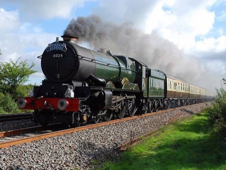 Die erste wirklich funktionstüchtige und damit praktisch einsetzbare Dampfmaschine hat der in Dartmouth geborene Erfinder Thomas Newcomen gebaut. Er konstruierte sie 1712 zur Wasserhebung in Bergwerken. 1804 baute dann der Bergbauingenieur Richard Trevithick in Pen-y-Darren in South Wales die erste auf Schienen fahrende Dampflokomotive.