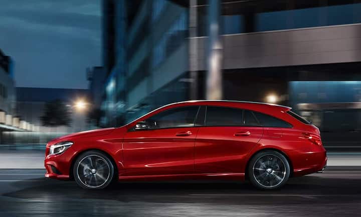 Ebenfalls in Genf: Mercedes stellt den neuen CLA Shooting Brake aufs Messeparkett. Der CLA Shooting Brake bietet bei gleicher Aussenlänge (4,63 Meter) mehr Kofferraumvolumen als das viertürige Coupé auf A-Klasse-Basis. Wird das maximale Kofferraumvolumen ausgeschöpft, schluckt der Kombi 1354 Liter. Die Preise für den CLA Shooting Brake beginnen bei rund 29'800 Euro für den kleinsten Benziner.Mercedes