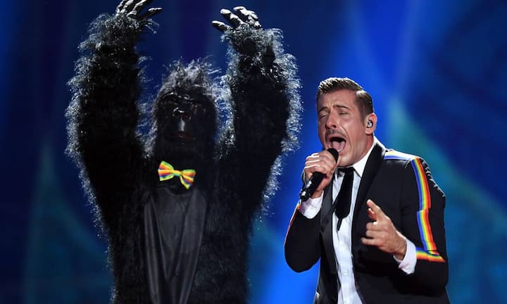 Italiens Topfavorit Francesco Gabbani singt «Occidentali’s Karma» – und wird dabei von einem tanzenden Gorilla begleitet. Ganz nach vorne reicht es aber nicht.