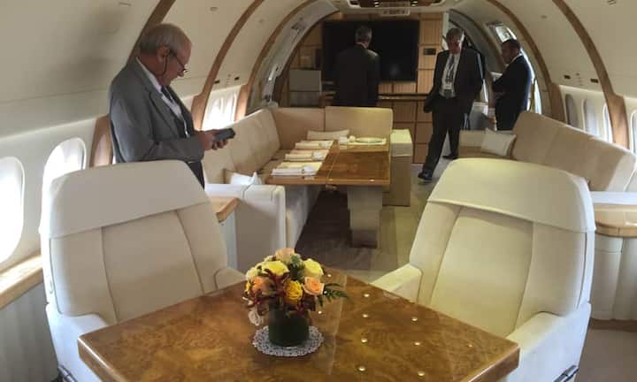 Innen gibt es einen Salon...