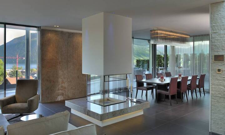 … Doubleface-Cheminée sowie ein Wasserspiel abgetrennt – und ist mit der…