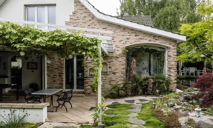 ...mit einer überwachsenen Pergola. Sehr speziell dazu, kommt der ...