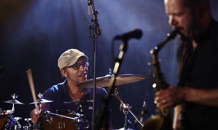 Auch das Manu Katché Quartet heizte den Fans so richtig ein. Das Quartett ist eigentlich eine internationale All-Star-Band, die aus dem französischen Schlagzeuger Manu Katché, den frankobelgischen Pianisten Eric Legnini, den italienischen Saxofonisten Stefano Di Battista und den kamerunischen Bassisten Richard Bona besteht.