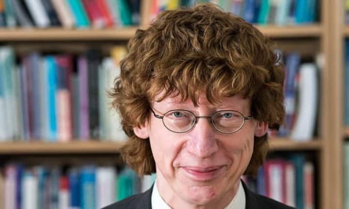 Thorsten Hens:Immer wenn es darum geht, zu erklären, warum Anleger aus Erfahrung nicht klug werden, ist er gefragt. Trotz seiner (statuarisch vorgesehenen) Demission als Direktor des Instituts für Banking und Finance der Uni Zürich bleibt er eine gewichtige Stimme im Land.Yvon Baumann