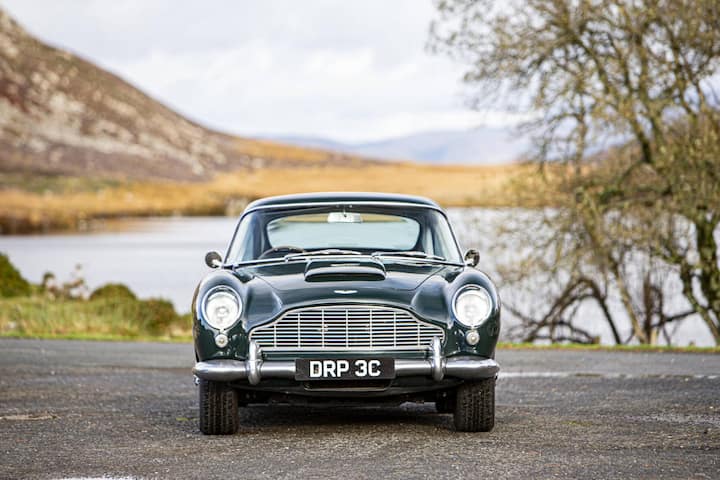 Aston Martin DB5 Baujahr: 1963 bis 1965 Preis: bis zu 5,1 Millionen Franken Kult seit dem James-Bond-Film «Goldfinger» (1964).
