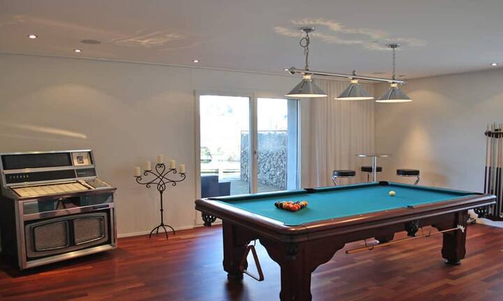 ... der Gesellschaftsraum mit Jukebox und Billardtisch. Das hat seinen Preis: 2,3 Millionen Franken.