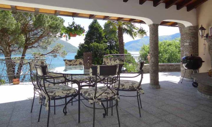 Die Terrasse bietet ein Cheminée und Ausblick auf den Lago Maggiore.