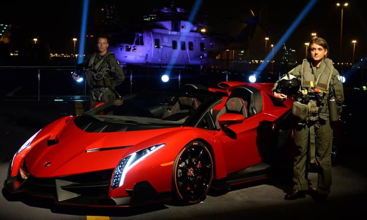 Die Show um den neuen italienischen Superstar war groß. Kostenpunkt des Lamborghini Veneno Roadster: Etwa 3,3 Millionen Euro plus Steuern