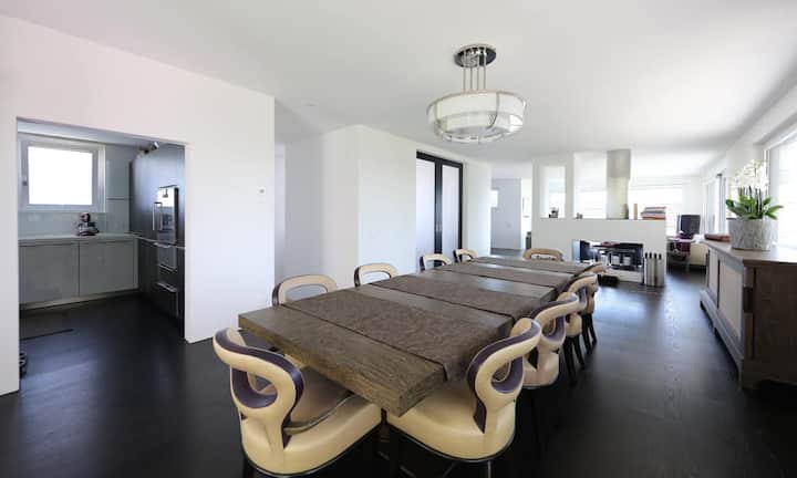 Der offene Wohnbereich bietet genügend Platz für eine grosse Tischrunde.