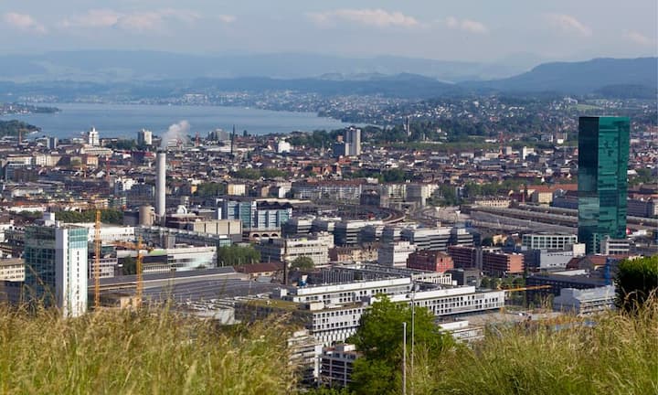 Die alte und neue Nummer 1: Zürich. Die grösste Stadt der Schweiz sei auch ein Dorf, heisst es bei BILANZ.