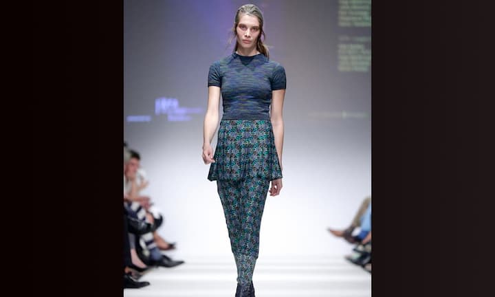 Ein Model präsentiert eine Kreation der Preisträgerin Rani Bageria (Modepreis der Stadt Wien)