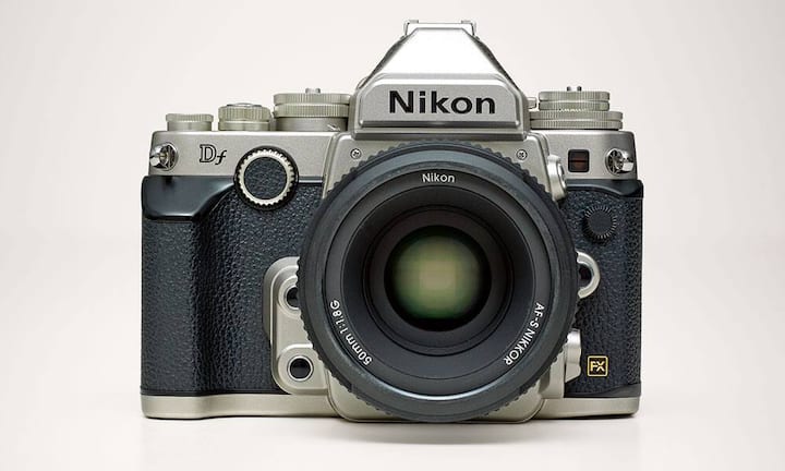 NIKON: Der Retro-Nachfolger der beliebten F-Reihe, mit der unter anderem im Vietnamkrieg fotografiert wurde: Nikon Df mit Normalobjektiv 1:1,8; Preis: 3498 Franken. (Bild: Tom Caffrey / Globe Photos / interTOPICS)
