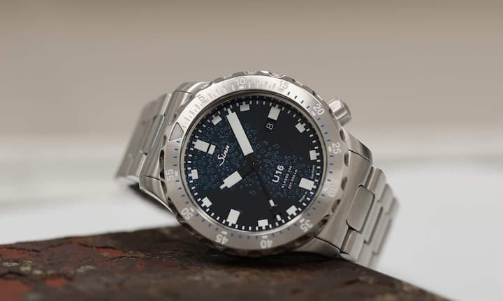 Ahoi: Die 44 Millimeter grosse U16 auf einem Stück U-Boot-Stahl, das durch die Sächsische Uhrentechnologie GmbH in Glashütte (SUG) erst geformt und anschliessend für die Wiederverwendung als Uhrengehäuse aufbereitet worden ist.