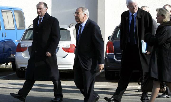 Am 31. März 2006 erhebt die für Staatsanwaltschaft Zürich Anklage gegen 19 Personen. Unter den Angeklagten befinden sich die Mitglieder des damaligen Verwaltungsrates, die beiden Konzernchefs und weitere Mitglieder der Geschäftsleitung.