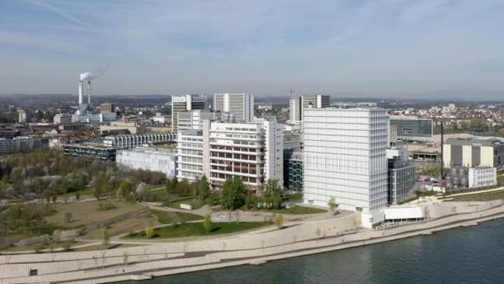 Der Pharmakonzern Novartis will in den nächsten anderthalb Jahren am Hauptsitz in Basel rund 500 Stellen streichen. Gleichzeitig werden auch 350 neue Arbeitsplätze geschaffen.