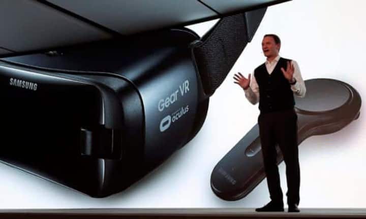 Und noch eine weitere Neuheit von Samsung: Ein Controller für die VR-Brille der Koreaner. Das handliche Gerät verfügt über ein Touchpad, einen Home-Button und Knöpfe für die Lautstärke.