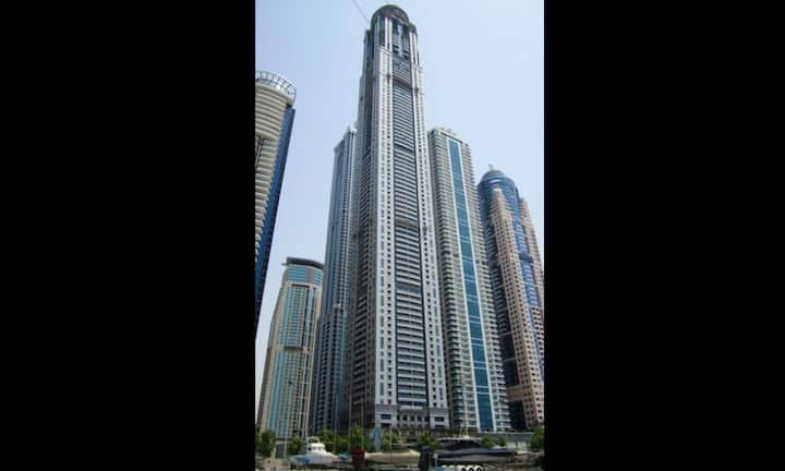 Rang 1 - Princess Tower, Dubai: Der 414 Meter hohe Wolkenkratzer beherbergt insgesamt 763 Wohnungen und 3000 Menschen. Der Wolkenkratzer liegt in der Nähe der künstlichen Insel «Palm Jumeirah» und den bekannten «Burj al Arab». (Bild: Michael Merola)