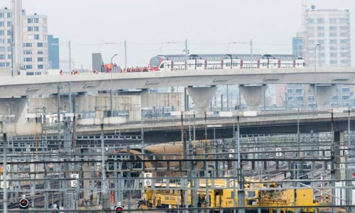 Über zwei Viadukte queren die Züge von Oerlikon beziehungsweise Altstetten auf der Fahrt in den oder aus dem unterirdischen Durchgangsbahnhof Löwenstrasse das Gleisfeld vor dem Zürcher Hauptbahnhof. Insgesamt misst die DML 9,6 Kilometer. Die Gesamtkosten werden voraussichtlich 2,068 Milliarden Franken betragen.