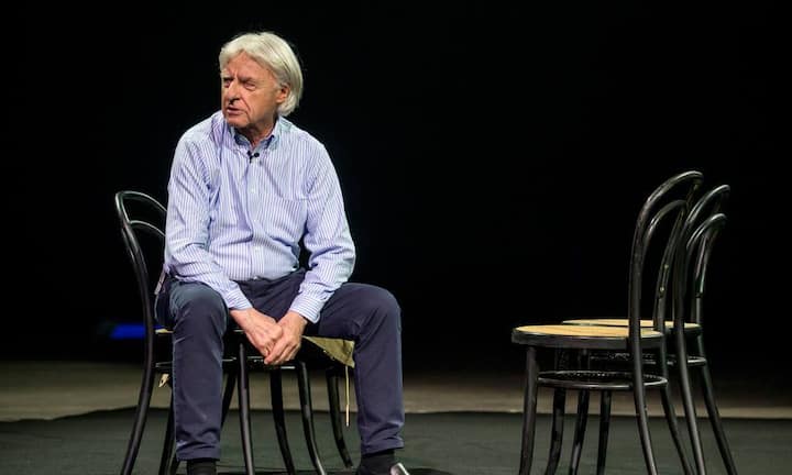 Ein prominenter Freund ist der Komiker Emil. Die Ehepaare  Johansson und Steinberger treffen sich gern zum Bratwurstessen.