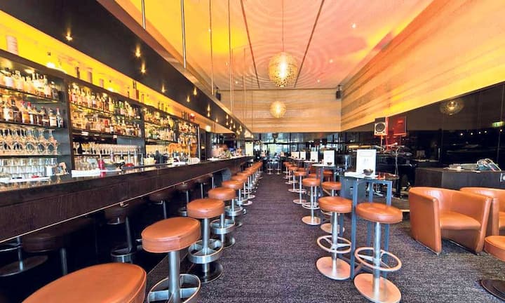 Sheraton - Berliner Luft
Das bisher als Grand Hotel Esplanade bekannte Berliner Haus konvertiert zur US-Marke Sheraton und wird fortan als Sheraton Berlin Grand Hotel Esplanade geführt. In den nächsten Monaten wird das Fünfsterne-Etablissement mit 394 Zimmern mit den für den Konzern üblichen Angeboten ausgestattet. Bestehen bleibt die Harry’s New York Bar (Bild).
Standardzimmer für eine Person ab 99 Euro pro Nacht