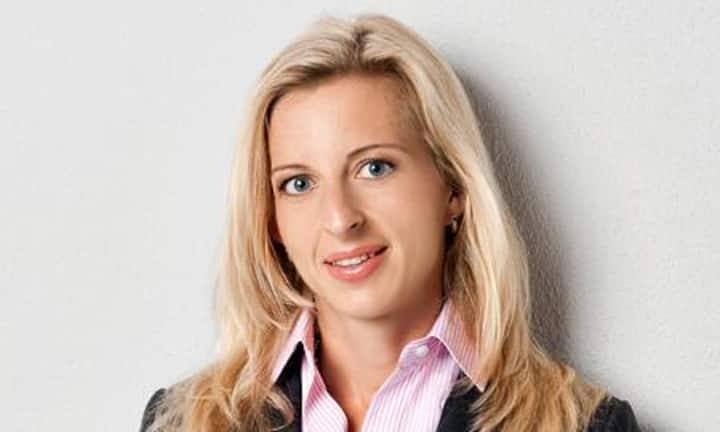 Martina Ludescher, 35, Head Corporate Development DKSH, Zürich: Ludescher stieg im Jahr
2003 bei DKSH als CEO-Assistentin
ein und verantwortet
heute in der Konzernleitung die
Bereiche Strategie, Human
Resources, Investor Relations,
Corporate Communications und
Branding. Die 35-Jährige studierte
an der HSG Betriebswirtschaft
und hat einen globalen
Background. Ludescher absolvierte Studiengänge in Bangkok und Palo Alto. (Bild: PR)