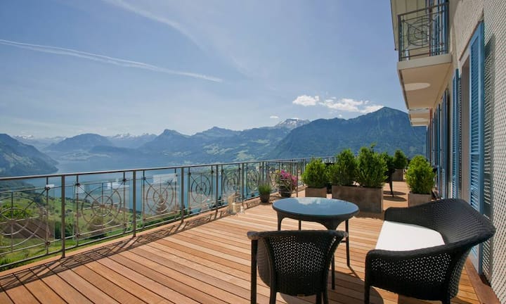 Platz 9 (13): Villa Honegg, Ennetbürgen Wenn Investoren aus dem Nahen Osten Schweizer Hotels übernehmen und internationale Architekturbüros mit dem Umbau beauftragen, fehlt oft das Feingefühl für hiesige Gegebenheiten. Ganz anders in der Villa Honegg: Aus dem einfachen Alpendomizil haben der katarische Besitzer und der einheimische Gastgeber das charmanteste Luxushotel der Zentralschweiz und nebenbei zum Instagram-Hotspot gemacht. Villa Honegg