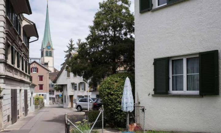 Der Pflanzenextrakte-Hersteller Frutarom erwägt, die Produktion am Standort in Wädenswil ZH einzustellen. 59 der 75 Mitarbeiterinnen und Mitarbeiter droht die Kündigung.