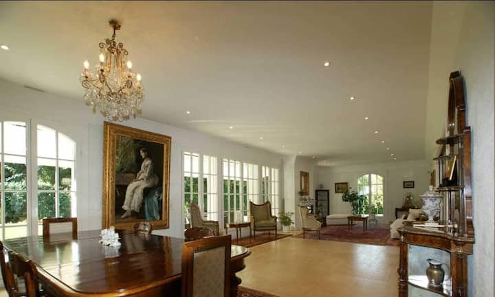 Im Erdgeschoss findet sich der grosszügige Wohnbereich mit 65 Quadratmetern, bestehend aus einem Wohnzimmer mit Kamin und einem Esszimmer mit Blick auf die Terrasse.