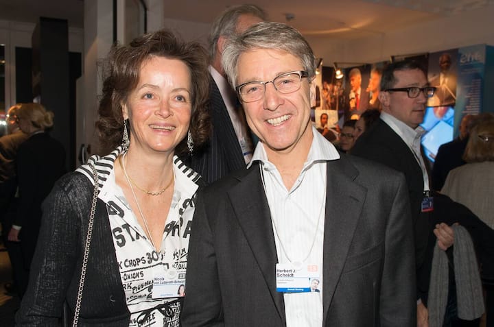 Ohne Kravatte, dafür mit Gattin: Nicola von Lutterotti-Scheidt; Herbert J. Scheidt, Vontobel Holding AG