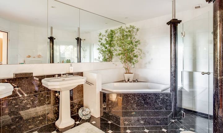 Die Villa hat drei luxuriöse Badezimmer.