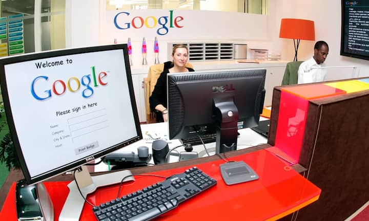 Platz 1: GoogleDer beliebsteste Arbeitgeber der Business-Studenten ist Google. Doch nicht nur bei ihnen, auch Ingenieure und IT-Studenten würden künftig gerne beim Internetriesen arbeiten. «Google steht für Innovation wie kein anderes Unternehmen und hat eine sehr differenzierte Art und Weise, darüber zu sprechen», sagt Yves Schneuwly, Schweiz-Chef bei Universum. Bilder: Keystone/Flickr