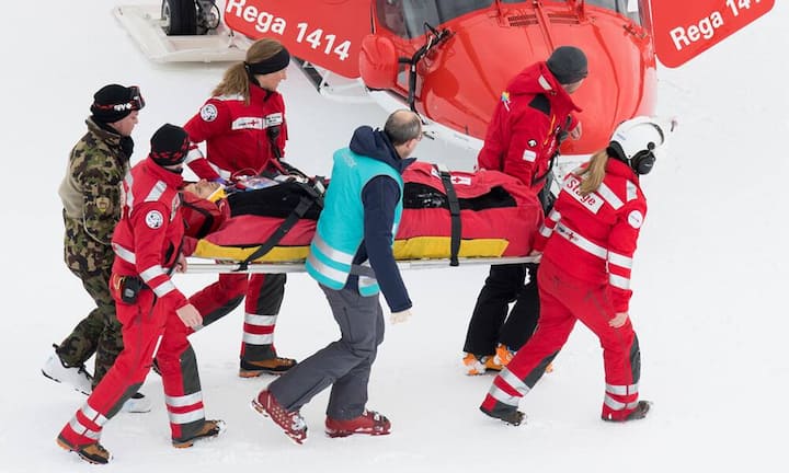 Ein böser Sturz nach gut einer Minute Fahrzeit: Der Monegasse Olivier Jenot muss auf der Krankenbahre abtransportiert werden.