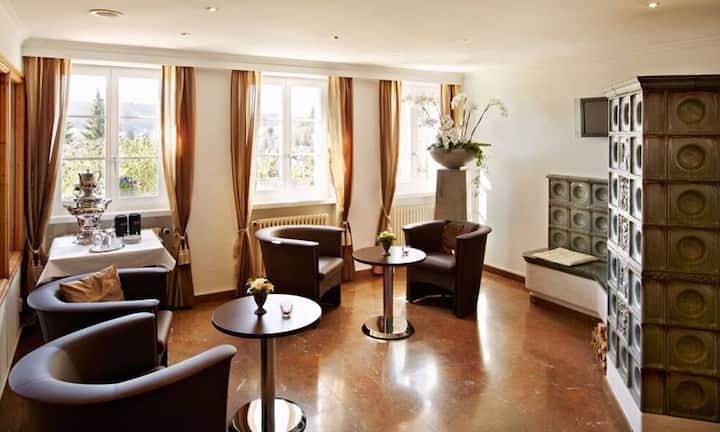 Rang 9: Wassberg, Forch. Das idyllisch gelegene Wassberg mit Blick auf Greifensee, das Zürcher Oberland und die Glarner Alpen prescht dank hoher Seminarkompetenz auf den 9. Platz vor.