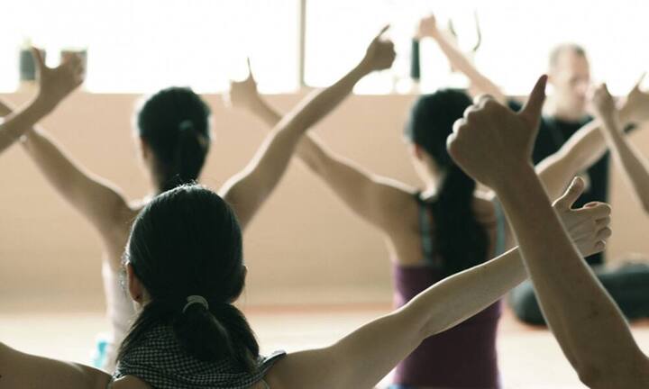 Yoga in der Mittagspause kann Geist und Kreislauf wieder in Schwung bringen.