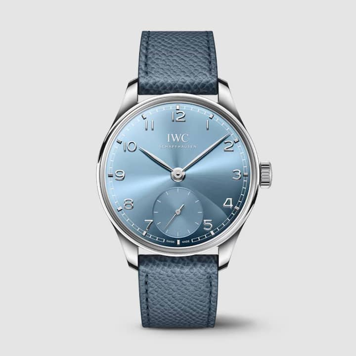 IWC Portugieser Automatic 40 Mit dem 40-mm-Gehäuse aus Weissgold, 2024 kombiniert mit einem wässrig blauen Zifferblatt und einem graublauen Lederarmband, bleibt diese Portugieser auf der Linie der Kollektion, tanzt aber ihren eigenen Takt. 18 300 Fr.