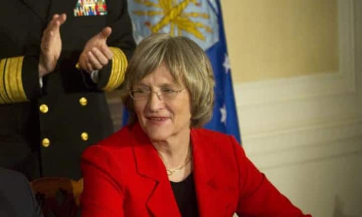 Namhafte Universitäten nehmen ebenfalls am WEF teil. Drew Gilpin Faust wird als Präsidentin der amerikanischen Harvard-Universität neue Kontakte knüpfen und vielleicht neue Gastdozenten gewinnen.
U.S. Navy