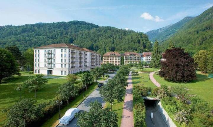 Die besten Ferienhotels der Schweiz 2016:Platz 10 (Vorjahr: 9): Grand Resort Bad Ragaz, Bad RagazDas weitläufige Ostschweizer Resort punktet mit höchster Kompetenz in Gesundheitsfragen und 175-jähriger Thermalwasser-Tradition. Unlängst hat Spitzenkoch Andreas Caminada das Restaurant «Igniv» eröffnet, mit «plates to share» als kulinarischem Konzept. Die Frischzellenkur treibt Geschäftsführer Peter Tschirky weiter voran: Bald soll das Grand Hotel Quellenhof komplett erneuert werden.