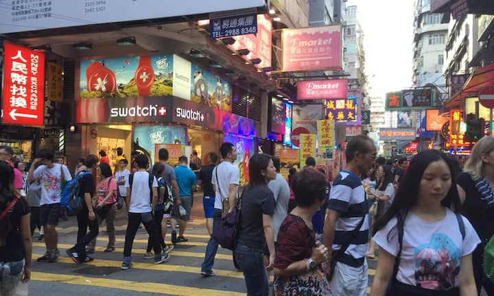 7,9 ProzentSo stark sind die Uhrenexporte im Januar 2016 verglichen mit dem Vorjahresmonat gesunken. In einzelnen Märkten – etwa Hongkong (Bild) oder USA – war das Minus deutlich grösser.Bild: Gabriel Knupfer