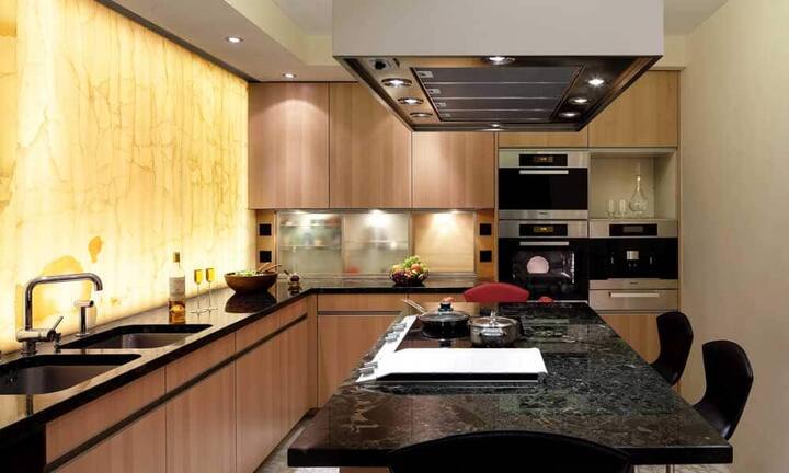 In der Wohnküche finden sich hochwertige Geräte.