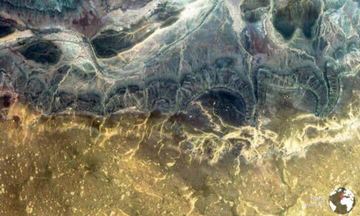 Das Meer auf Mauritius, der Grund ist durch das Wasser zu erkennen.