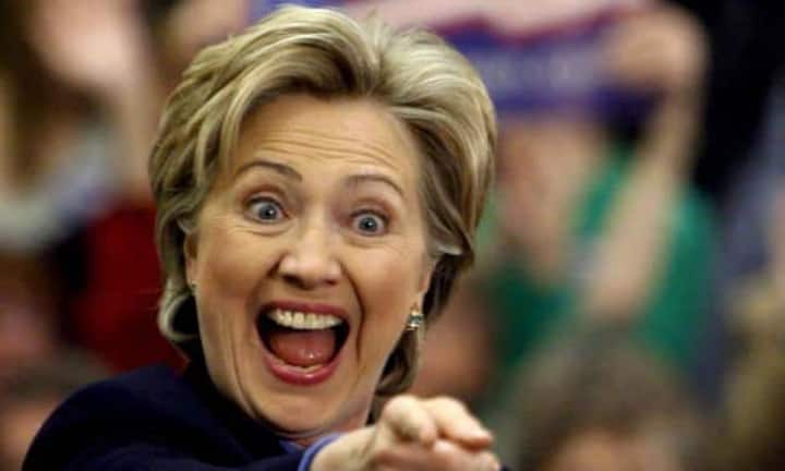 Als First Lady blieb ihr die Statistenrolle. Doch Hillary wollte mehr. 2008 kandidierte sie gegen Barack Obama um die Präsidentschaft und verlor. Sie wirkte bei ihren Auftritten steif und elitär.