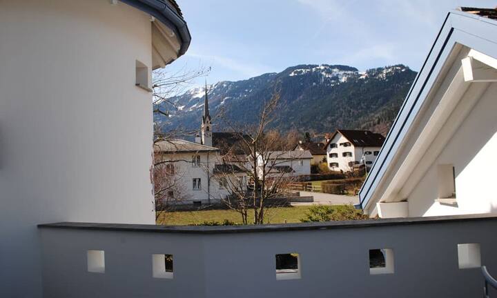 Vom Korridor aus gelangt man auf den Balkon, welcher Zugang zum nicht ausgebauten Atelier über der Garage bietet.