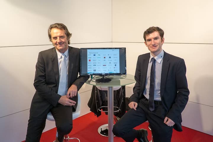 Reduce to the max: Weil ihr Stand am Zoll hängenblieb, präsentieren sie sich total minimalistisch: Am Stand von Pricing Partners, Xavier Deschamps, General Manager; Guillaume Chatelain, European Business Development Manager