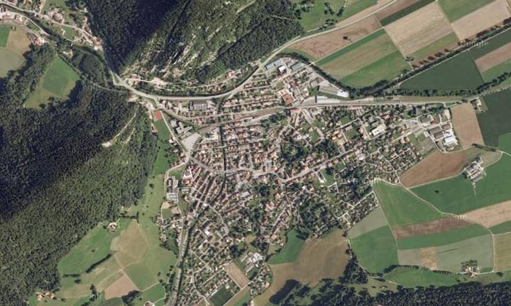 143 Städte hat das auf den Immobilienmarkt sowie die Raum- und Standortentwicklung fokussierte Beratungsunternehmen Wüest & Partner bewertet. Beim von BILANZ präsentierten «Städte-Ranking 2013» liegt erneut der Neuenburger Jura am Ranglistenende - einerseits mit Val-de-Travers (143.), anderseits… (Bild: Google Maps)