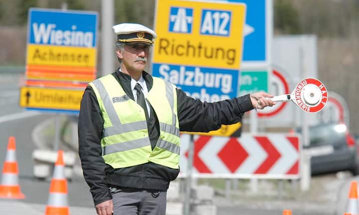 Auch die Verkehrspolizisten haben es nicht leicht bei der Hitze. Eine ausgefallene Ampel und die Ordnungshüter dürfen sich inmitten der prallen Sonne positionieren. Dank Asphalt und Autos wird dann die Hitze schnell unerträglich.