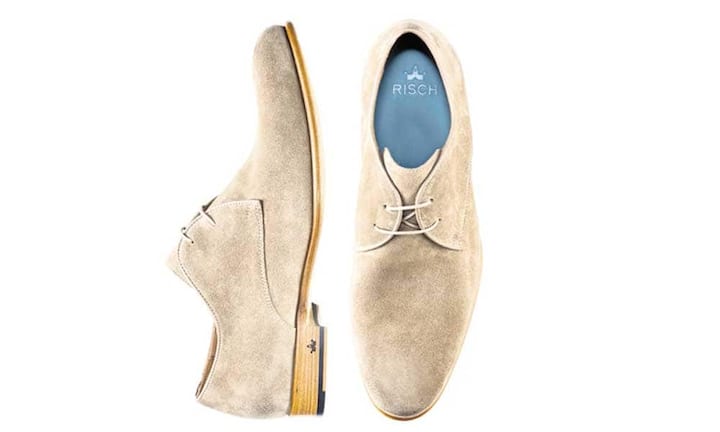 Risch: Exklusiv
In einer limitierten Auflage von 30 Paaren werden diese Derby-Schnürer aus Kalbsveloursleder hergestellt. Velours soll kratzsicher sein und keinen Staub aufnehmen.
Preis: 340 Franken