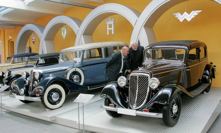 Herausgebracht wurde der erste Horch 830 von den Zwickauer Horchwerken im Jahre 1933 als Oberklasse-Wagen. Verschiedene Varianten des Horch BL wurden bis 1940 gefertigt.