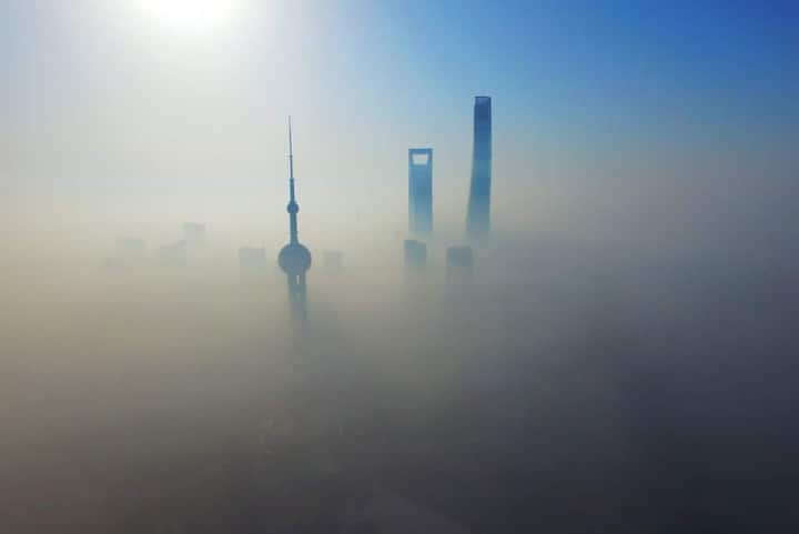 3. Shanghai Tower in Shanghai: 2,4 Milliarden Dollar
Mit 632 Metern ist der 2015 fertiggestellte Shanghai Tower (im Bild rechts) das höchste Gebäude Chinas und das zweithöchste der Erde. Teuer waren laut der Stadtverwaltung von Shanghai vor allem die Bestrebungen einen besonders nachhaltigen Superwolkenkratzer zu errichten, ohne Abstriche beim Design zu machen.
